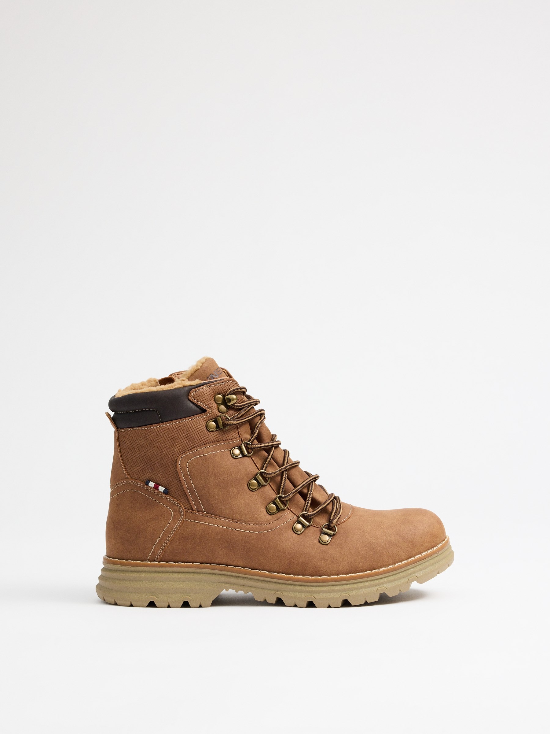 Bota montañera, confeccionada en tejido de efecto piel texturada, color marrón, combinación de materiales en corto INSIDE