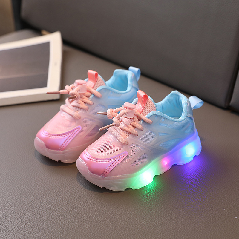 CA Nuevos zapatos deportivos de dibujos animados para niñas, zapatos de malla con degradado de color y luces LED para niños.
