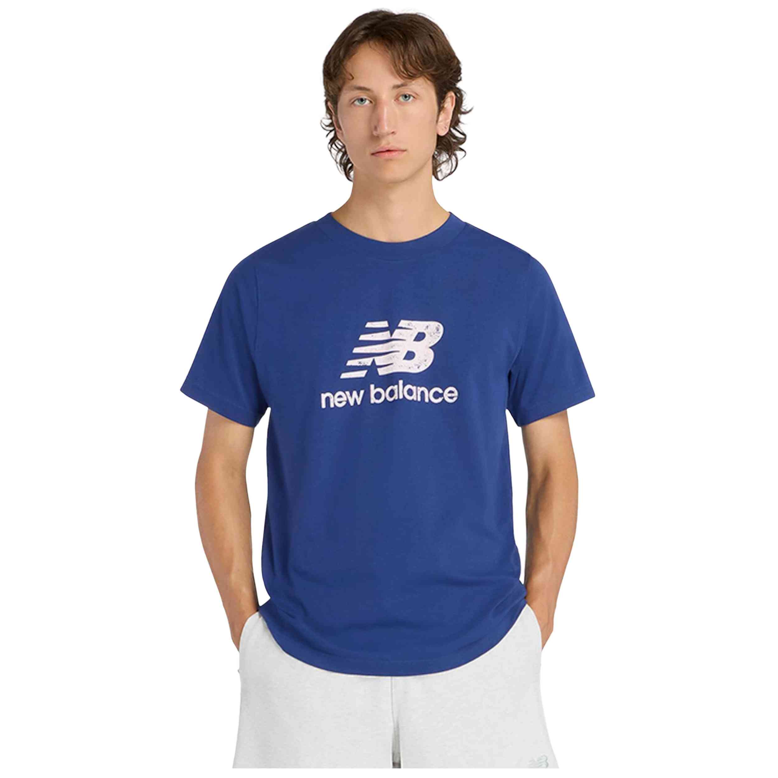 Camiseta De Manga Corta New Balance modelo Camiseta New Balance Sport Essentials Stamp Logo manga corta azul marino para hombre y mujer en color Azul