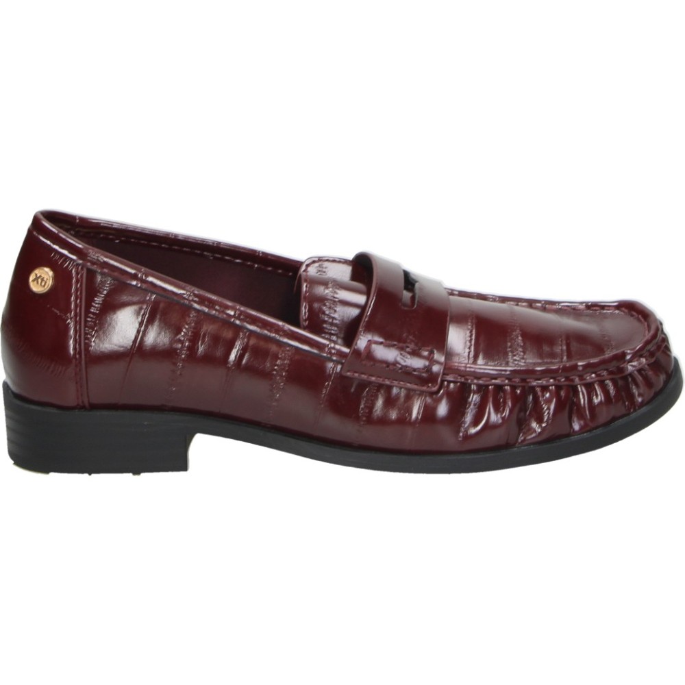 XTI | Mocasines XTI para Mujer – Zapato Plano en Color Burdeos de Charol – Zapato Casual sin Cierre – Slip On – Cómodos y Versátiles – Moda – Modelo 146430
