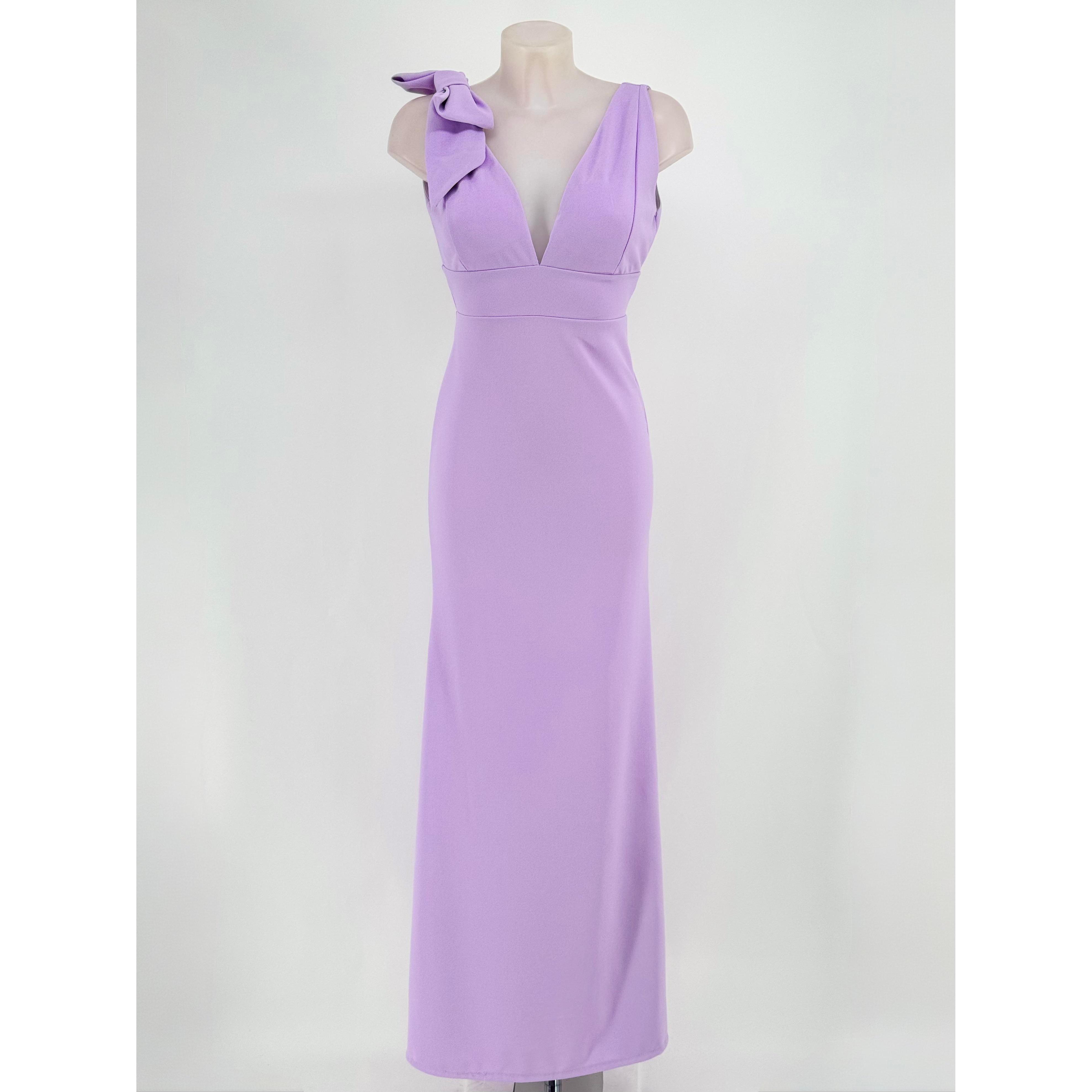 Vestido largo en tejido scuba crep para mujer con escote pronunciado y detalle de lazo. Diseño elegante disponible en amplia gama de colores para ocasiones especiales.