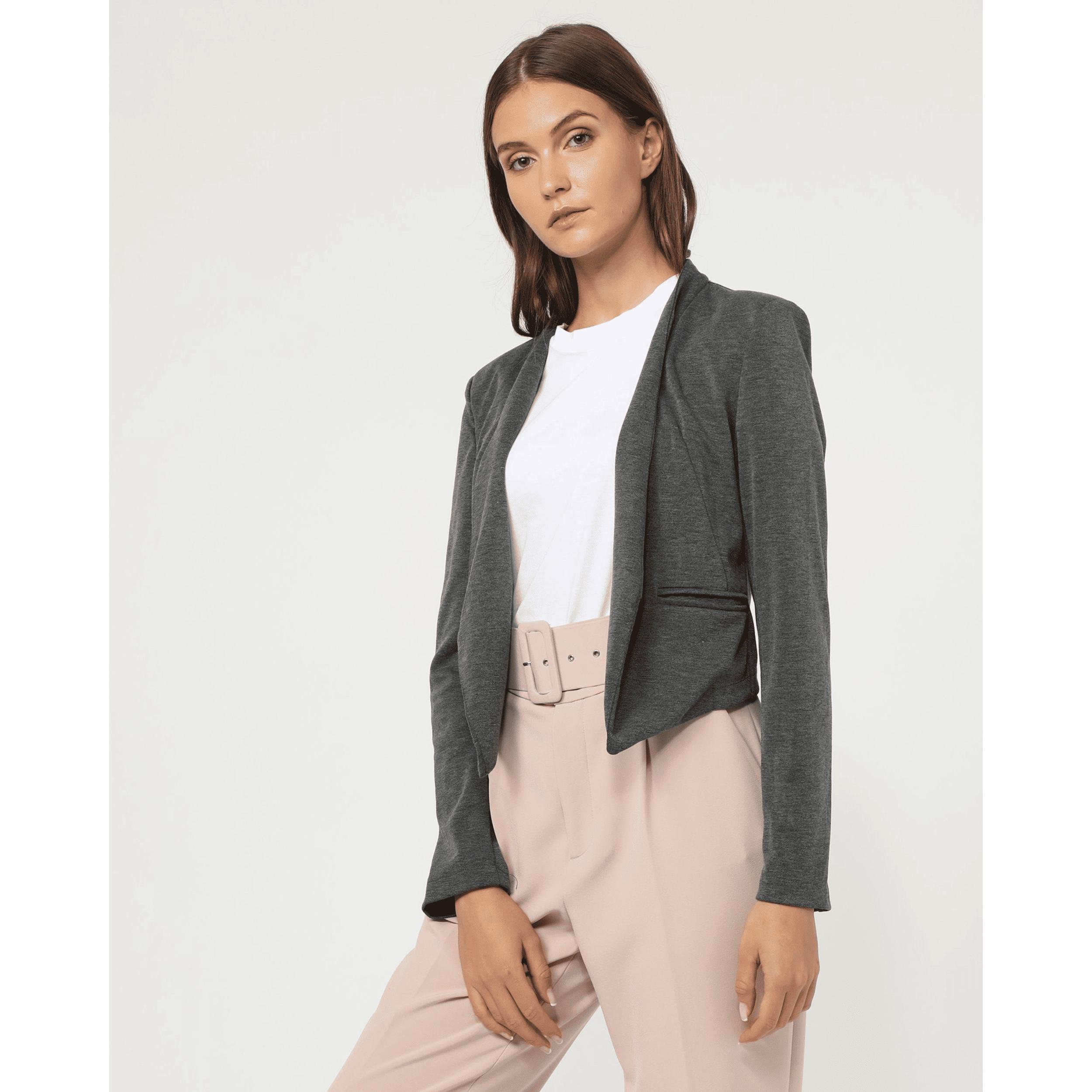 Chaqueta corta sin solapa ni cierre con bajo asimétrico y manga larga. Diseño moderno y versátil en tejido cómodo. Ideal para looks actuales en Banbat.- REF: 193