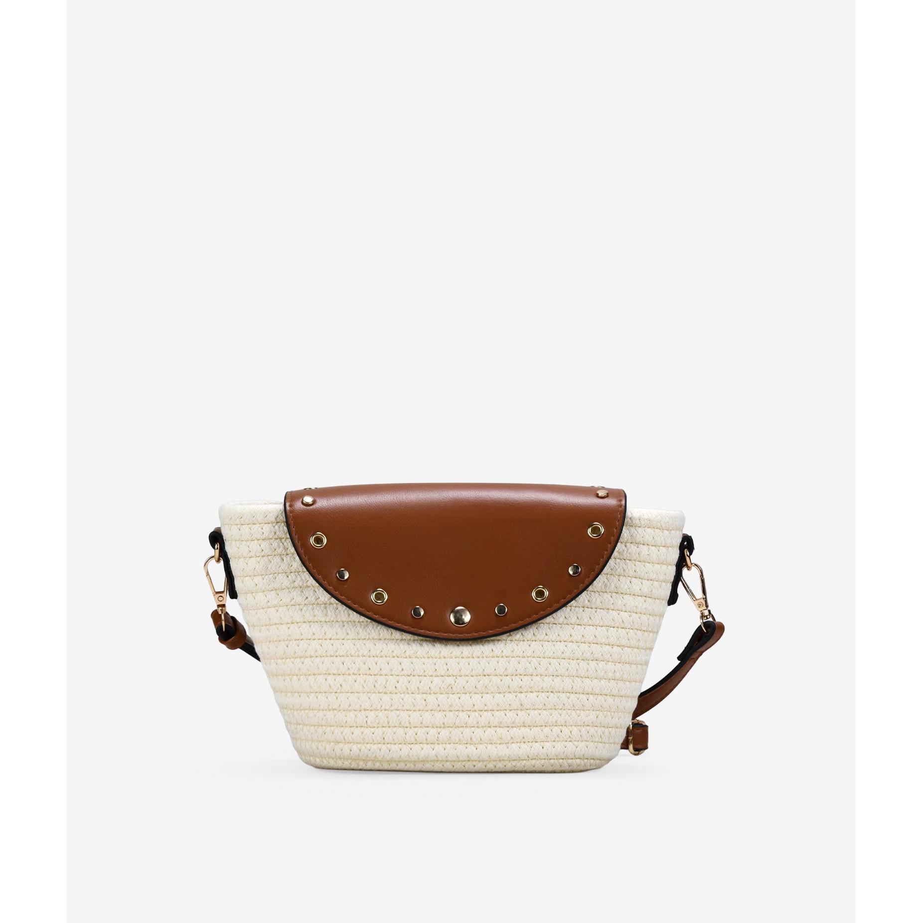 Bosanova Bolso bandolera tipo capazo para mujer en crochet con tachas metálicas en la solapa. Asa de cruzar regulable y cierre de solapa con imán.