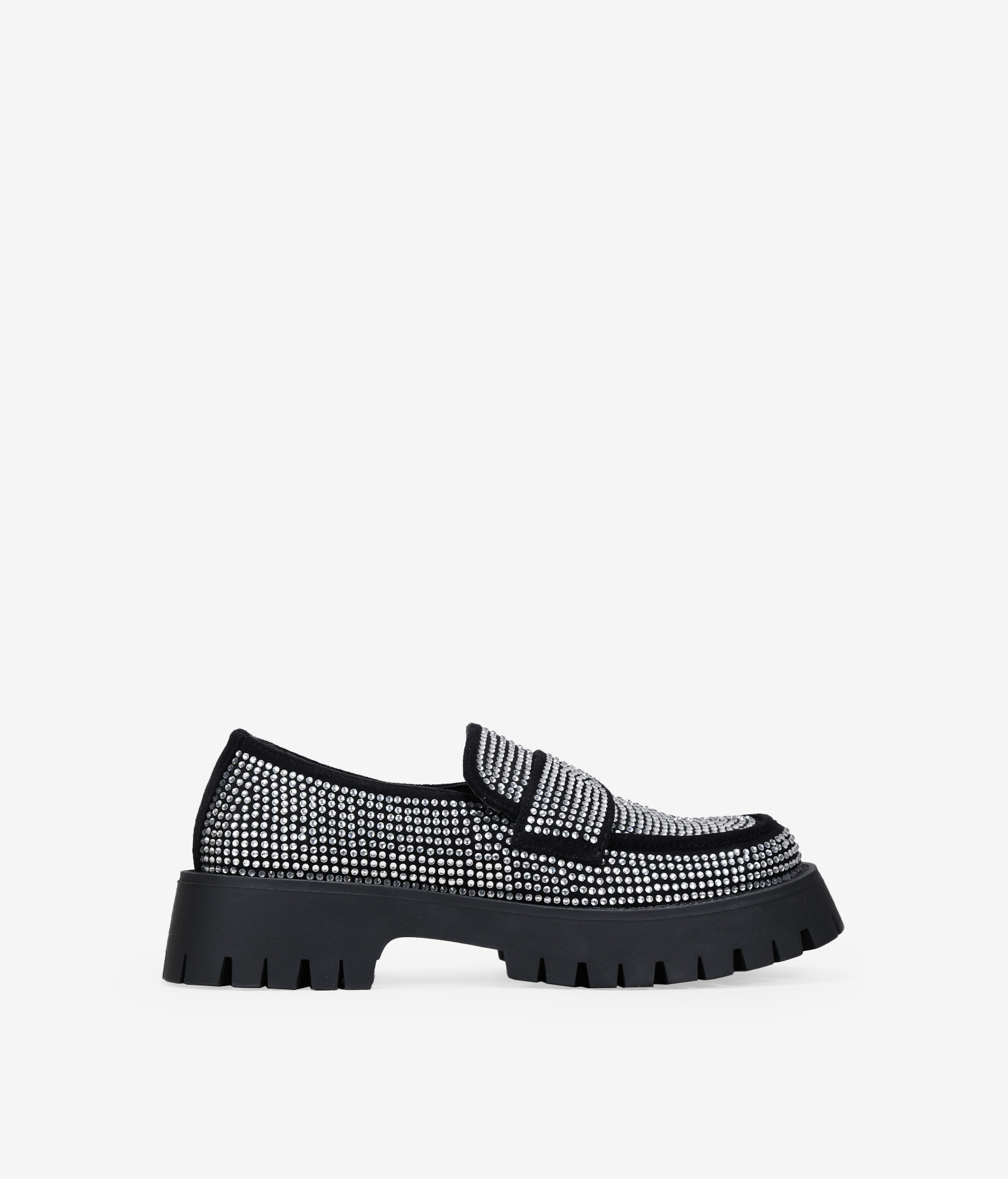 Bosanova Mocasines confeccionados en material de antelina con detalle de antifaz y brillantes. Con plataforma de suela estilo track. Sin cierre. Calce estrecho.