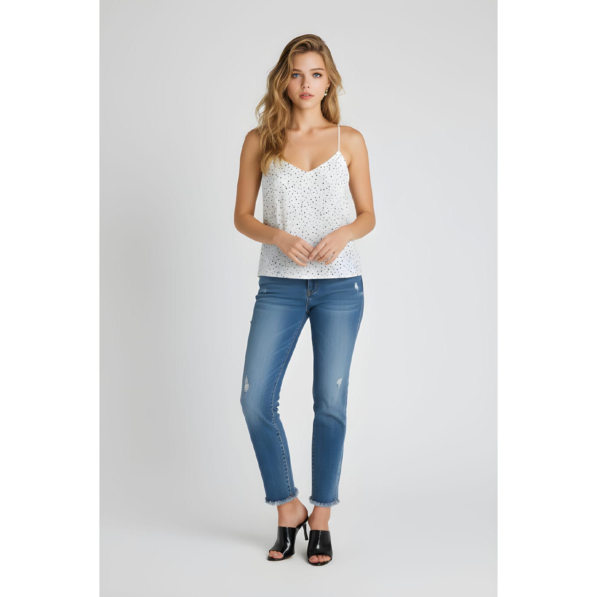 Blusa de lunares con tirantes finos regulables, escote en V y espalda elástica, diseño ligero y femenino ideal para verano y looks frescos- REF: LA-070440