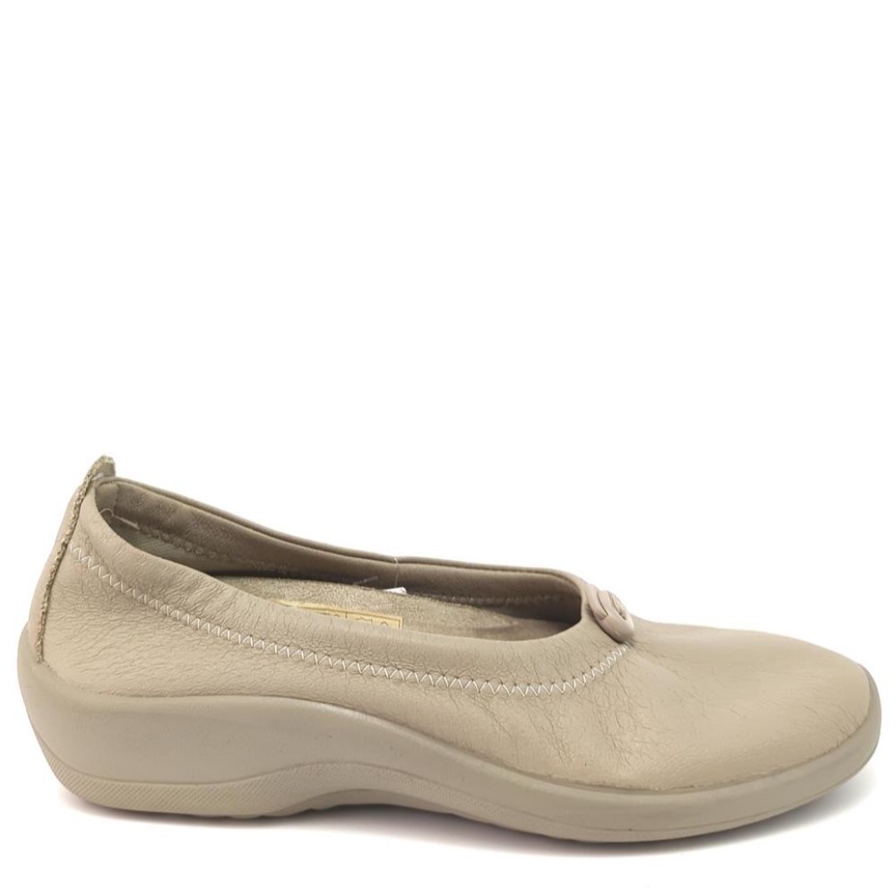 Cómoda Bailarina mujer Arcopedico CABRERA de lícra taupe elástica aspecto piel lisa, vegana e hidrofugada. Ajuste elástico. Piso con sistema de doble arco lateral Altura Tacón bajo (3-5 cm) Referencia 4716-J81-TAUPE