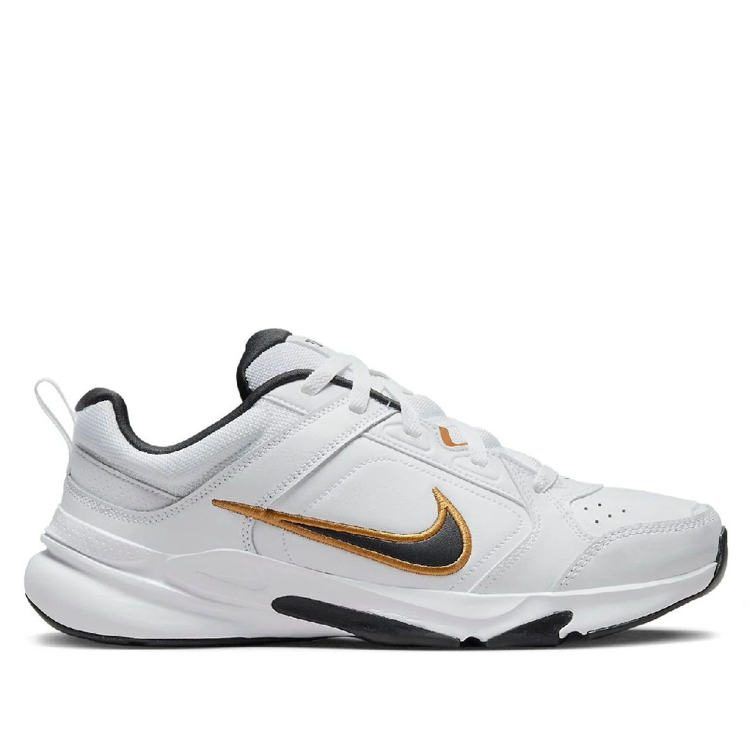 Zapatillas deportivas Nike Defy All Day de hombre blancas con detalles negros y dorados