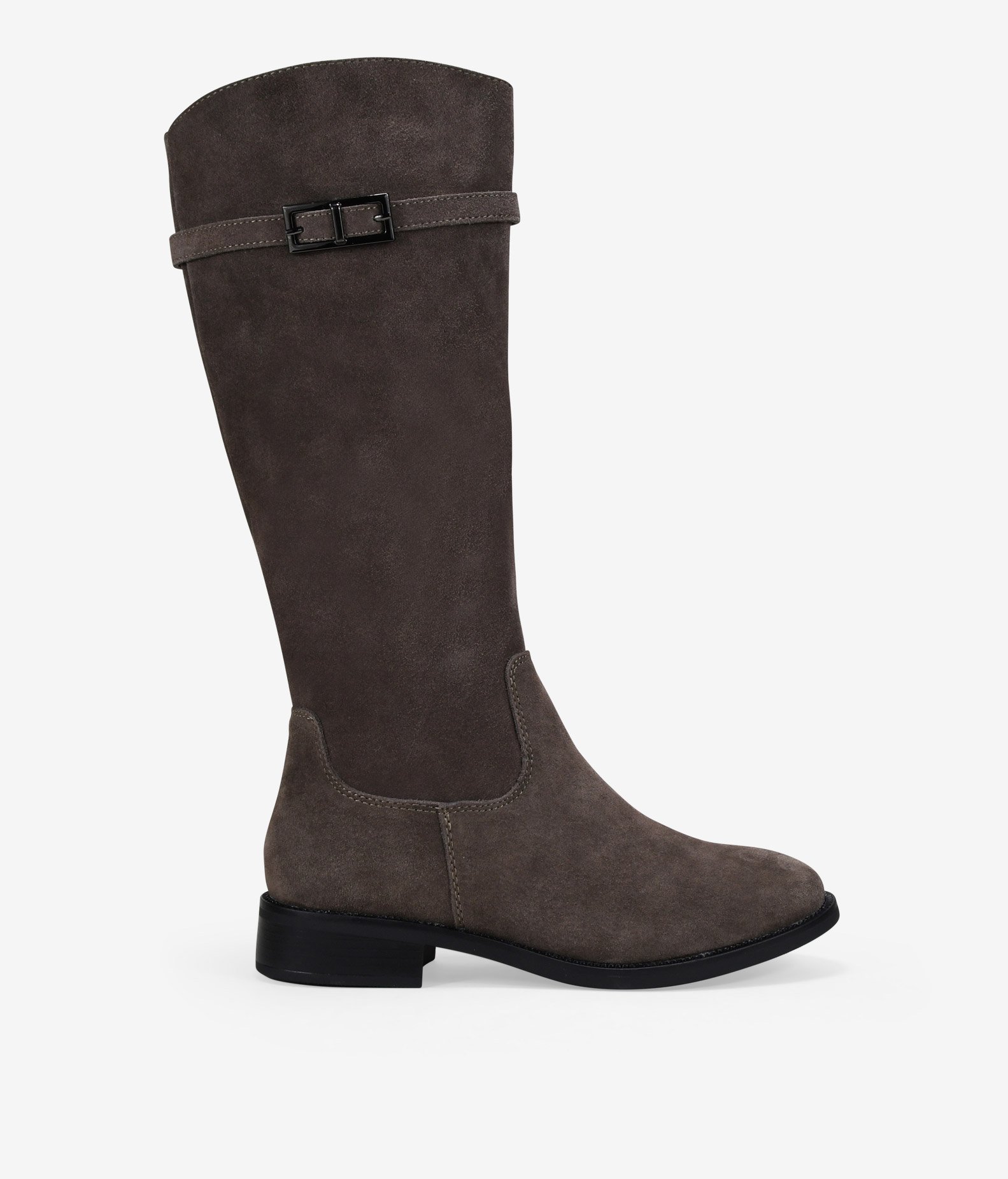 Bosanova Botas altas planas para mujer en serraje piel con hebilla decorativa en la caña y suela plana con tacón de 3 cm. Cierre con cremallera interior.