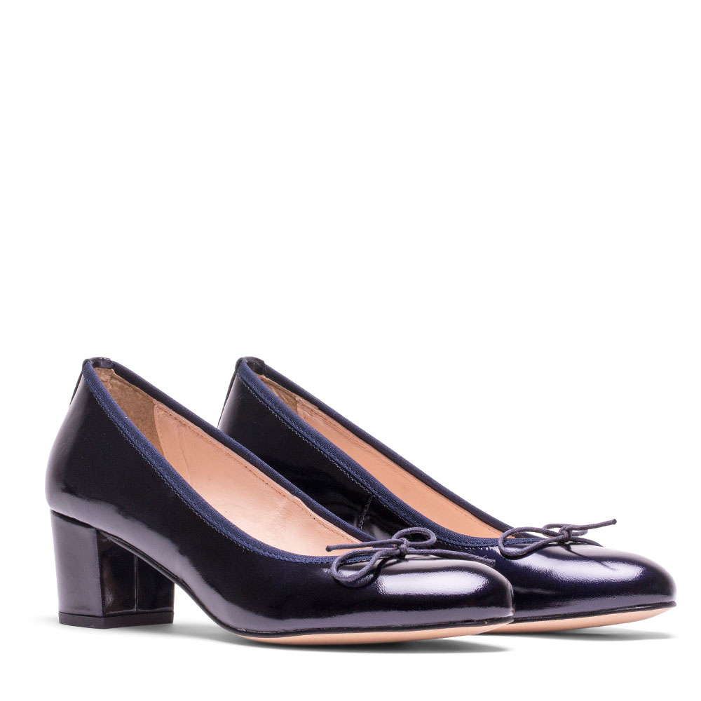 Zapatos de Salón Lorraine en Piel Charol Marino, Tacón Medio 50mm - Elegancia y Comodidad para Mujer, Hechos en España. Disfruta del diseño artesanal español con materiales de calidad, que garantizan