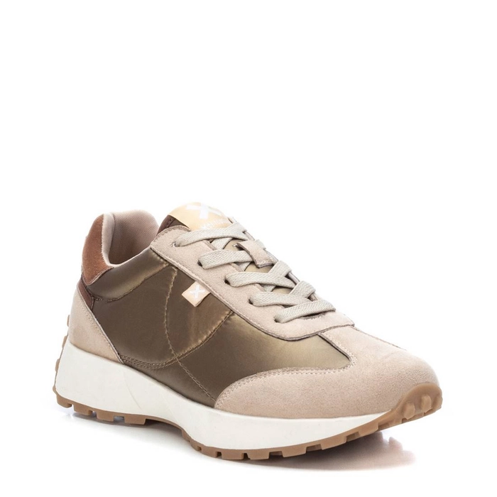 142008 XTI Zapatillas deportivas para mujer de Xti. Fabricadas en nylon metalizado y ante. Cordones ajustables. Dale un toque metalizado a tu look con este modelo de tendencia. Cómoda suela de goma antideslizante.
