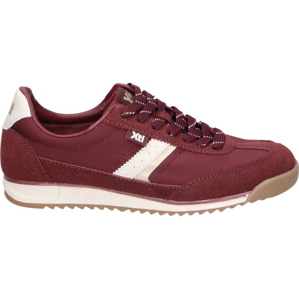 XTI | Zapatillas XTI para Mujer – Deportiva Casual Burdeos con Detalles en Blanco – Sneakers con Cordones – Estilosas – Cómodas y Versátiles – Modelo 146114