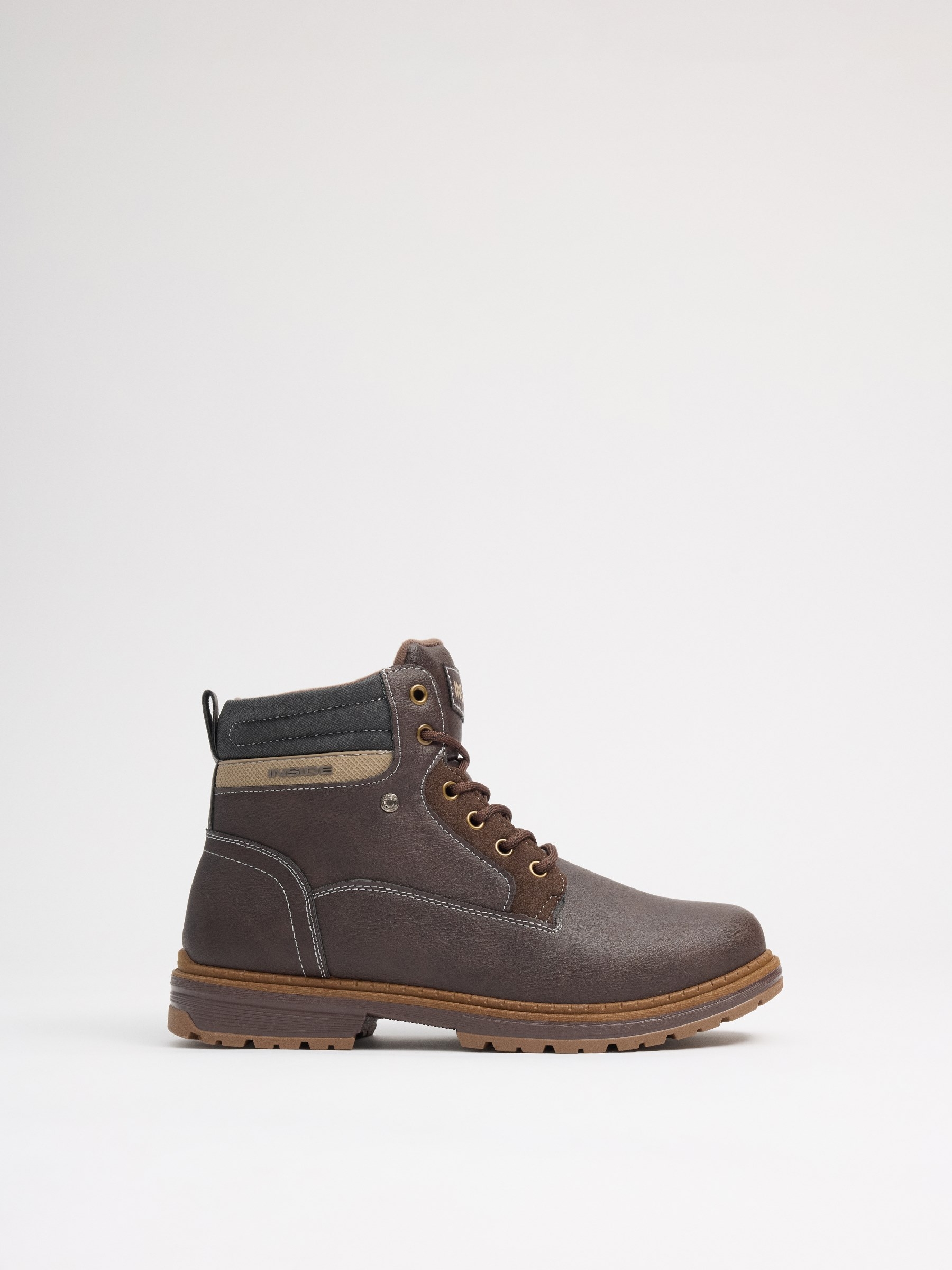 Bota de montaña, confeccionada en tejido de polipiel, combinación de colores y materiales en corte INSIDE