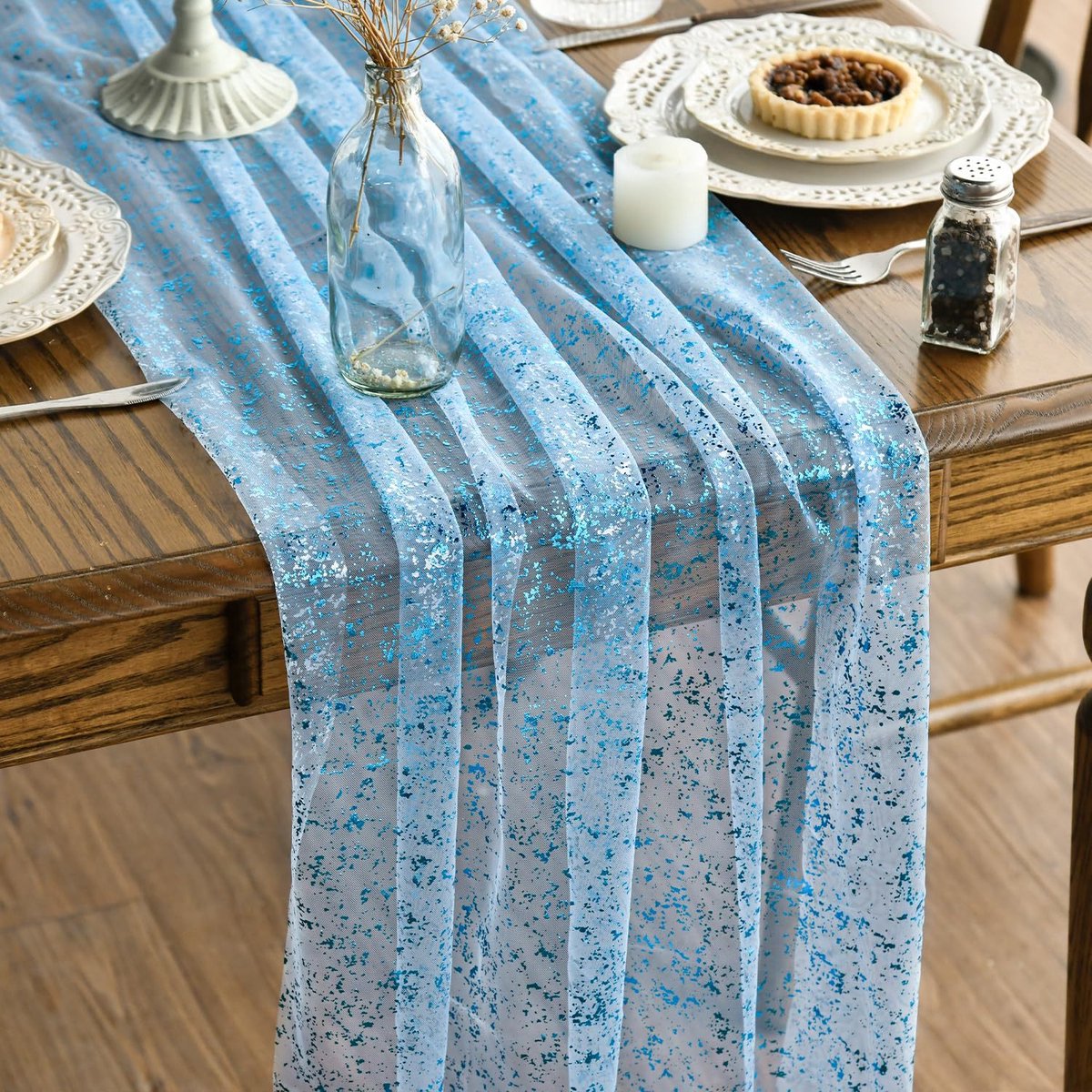 Tafelloper Tule met Glitters – Lichtblauw Goud – 70 x 300 cm – Winterse tafeldecoratie voor feest, bruiloft of diner