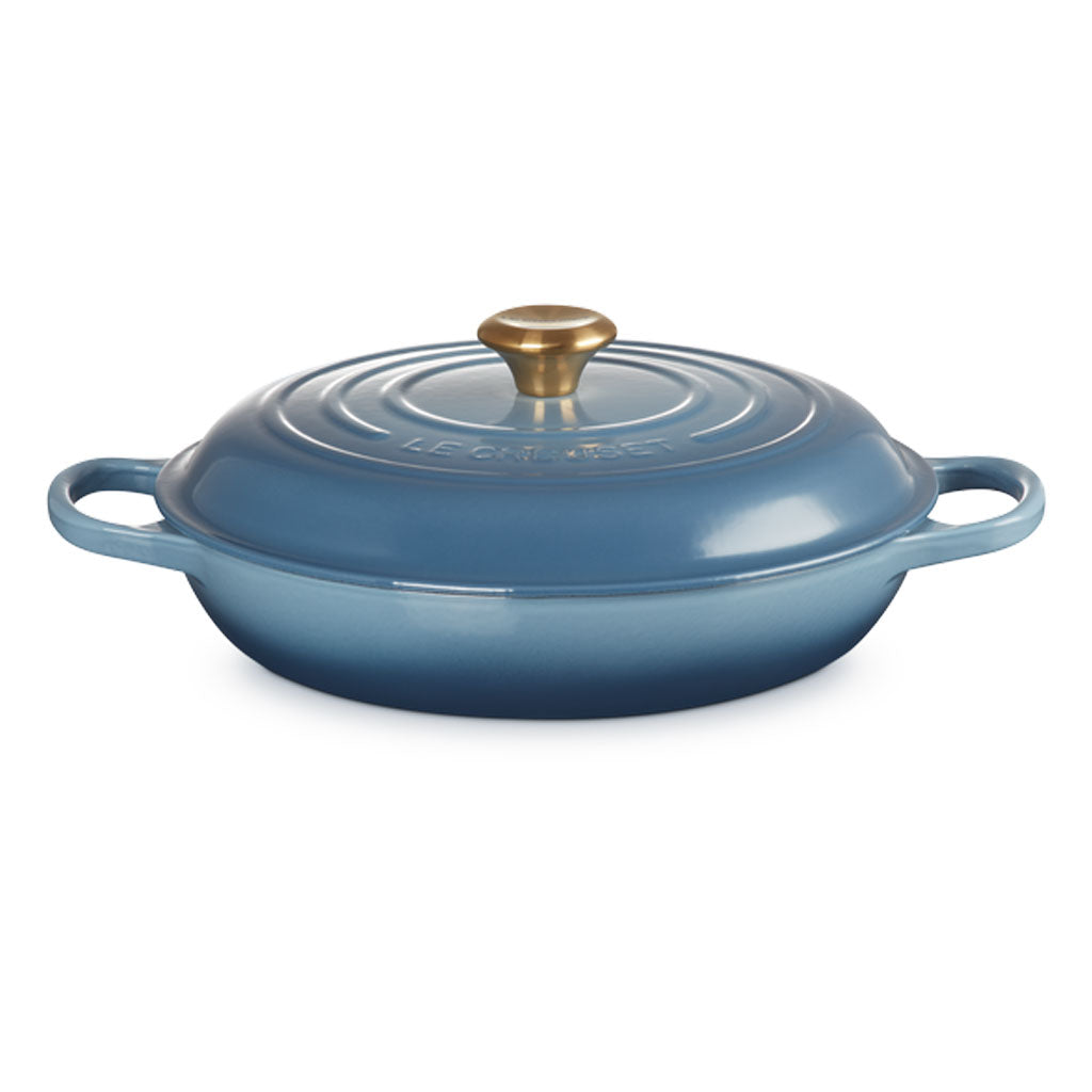Olla Cocotte Baja de Hierro Fundido Le Creuset, Color Cereza con Interior Negro, Ideal para Arroces y Guisos, 26 cm o 30 cm