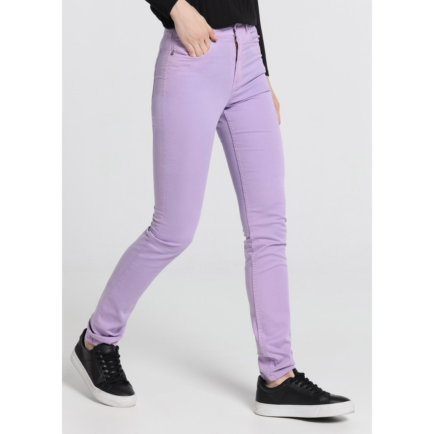 Pantalón de color Cimarron modelo Nouflore para mujer · cintura media · slim · versatilidad diaria- Tallaje en Pulgadas