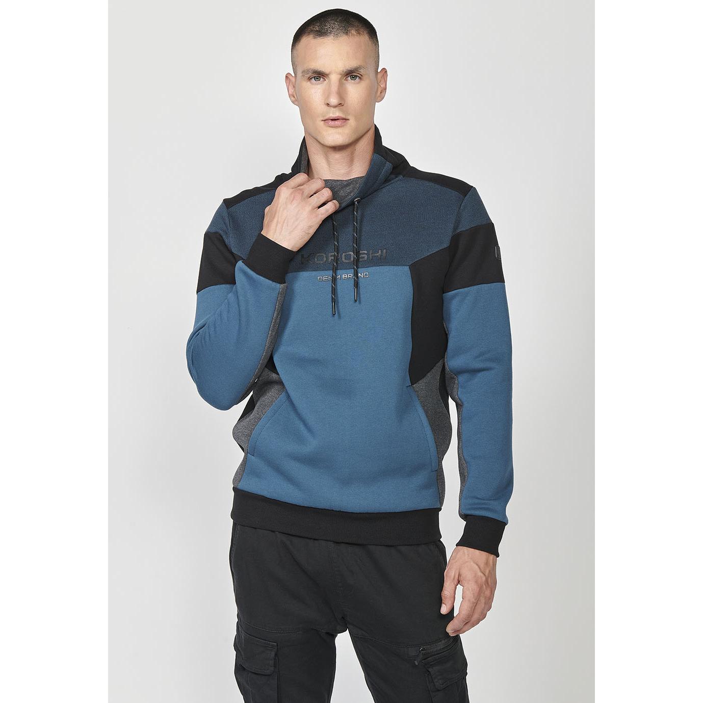 Koroshi - Sudadera de cuello alto sin capucha para hombre, 45% algodón y 50% poliéster con elastano, bolsillos delanteros y detalle pecho — modelo 2421SU06