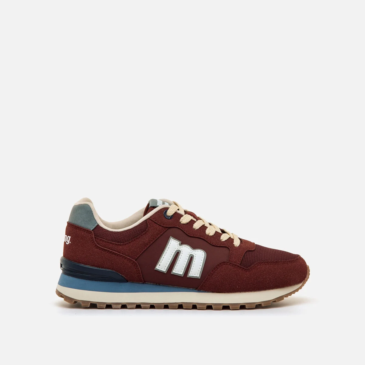 84711 Zapatilla de color burdeos para hombre de la marca Mustang, modelo Joggo Track, de estilo urbano con inspiración retro. Su diseño combina paneles en diferentes texturas y tonalidades, con detalles en azul y blanco que aportan personalidad.