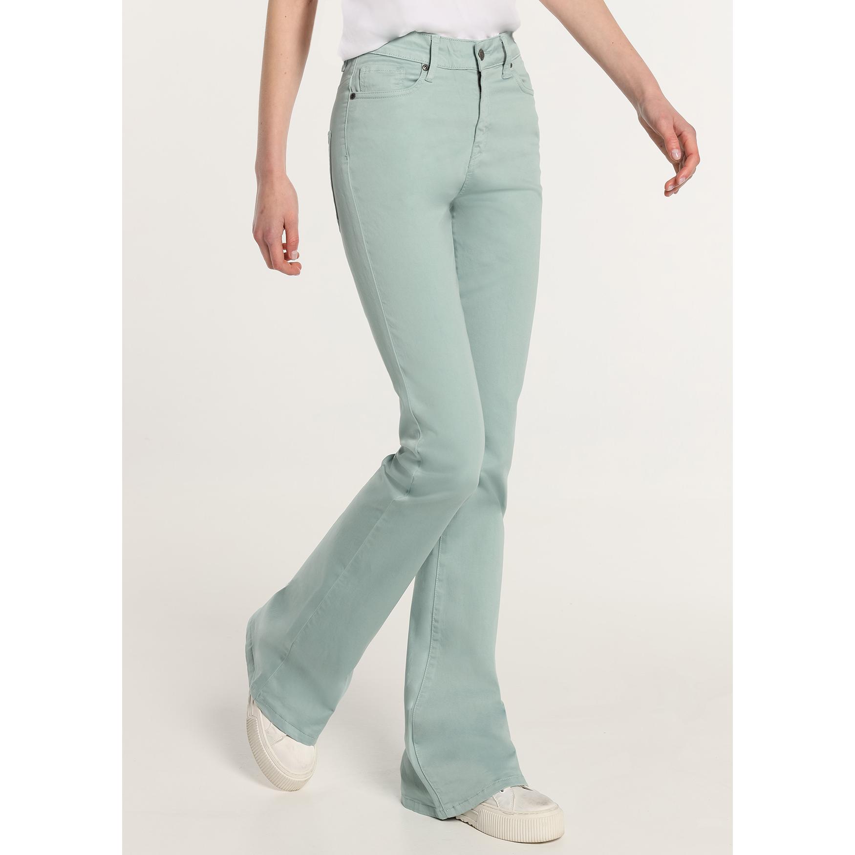 Pantalón de color Cimarron modelo Carla para mujer · flare · tiro largo · para combinar a diario- Tallaje en Pulgadas