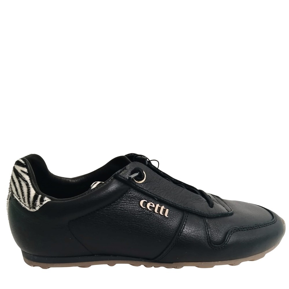 Cómoda Zapatilla mujer 1379 de CETTI en suave piel negra con detalle animal print. Cordones elásticos. Plantilla extraible acolchada. Ligera cuña con piso flexible Altura Tacón bajo (1-3 cm) Referencia