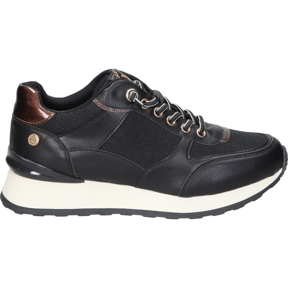 XTI | Zapatillas con Cuña XTI para Mujer – Deportivas en Color Negro con Detalles – Sneakers con Cordones – Sin Cierre – Slip On – Cuña Media y Cómoda – Estilo Casual – Combinables –Vegan – Modelo 144197