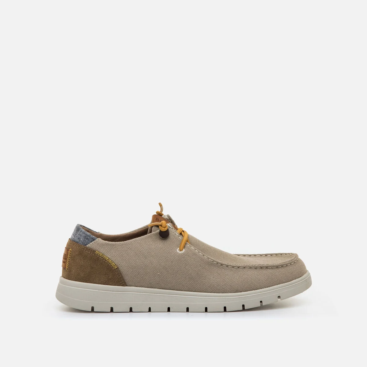 Zapatos tipo náutico para hombre 84811. Modelo Denver de la marca Mustang de estilo casual tipo náutico. Incorporan una suela dentada blanca con tecnología Extralight.