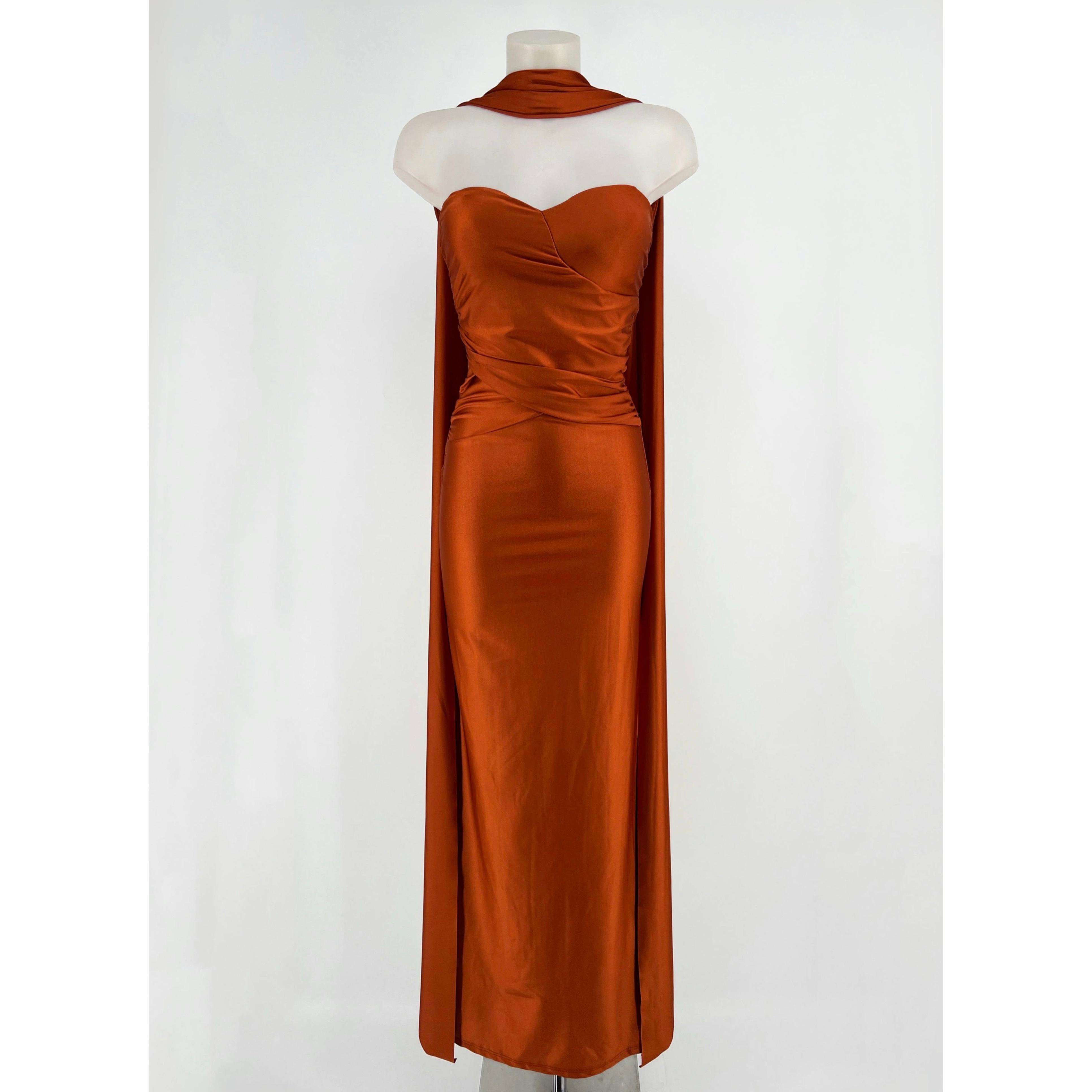 Vestido largo con escote palabra de honor y detalles fluidos que aportan un toque romántico y sofisticado. Su corte ajustado y drapeado en la cintura realzan la silueta, incluye echarpe. El tejido suave garantiza comodidad y movimiento. Amplia gama d
