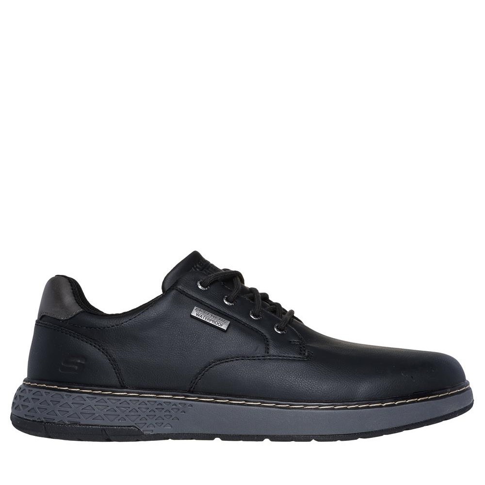 Cómoda  Blucher hombre Skechers GARLAN PRYOR en tejido negro. Plantilla Memory Foam® . Membrana impermeable. Amortiguación Goga Mat Arch Relaxed Fit® más espacio interior Altura Tacón bajo (1-3 cm) Referencia 205234-BLK