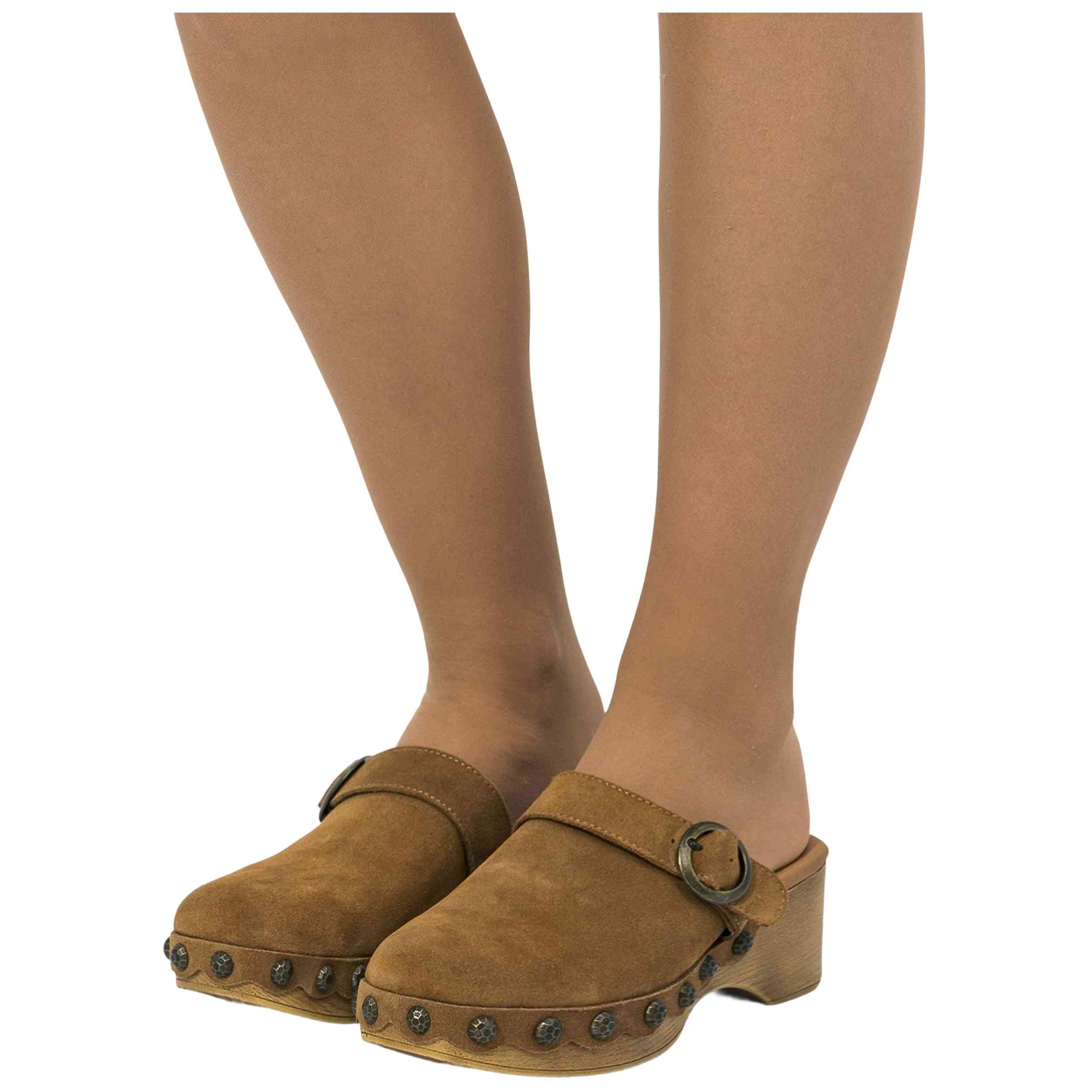 Zuecos Mustang modelo 225-59634-C59695 para Mujer en color Marron