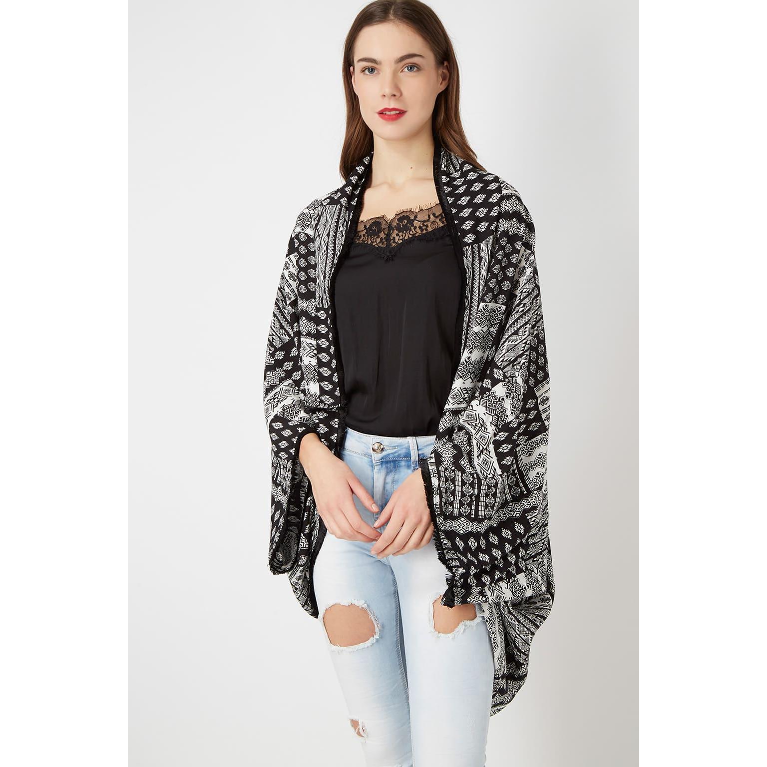 Kimono fluido con estampado de fantasía y acabado moderno. Ligero, versátil y perfecto para elevar cualquier look casual o formal - REF: H10250