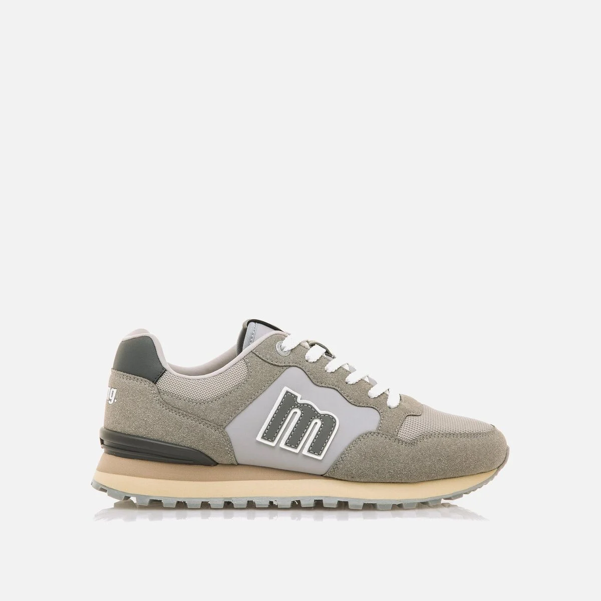 MUSTANG 84711 Zapatillas deportivas grises Joggo Track de hombre. Este diseño combina diferentes textiles y tonos grises. La M del logo se encuentra bordado en el lateral y tiene una suela beige que contrasta con su color.