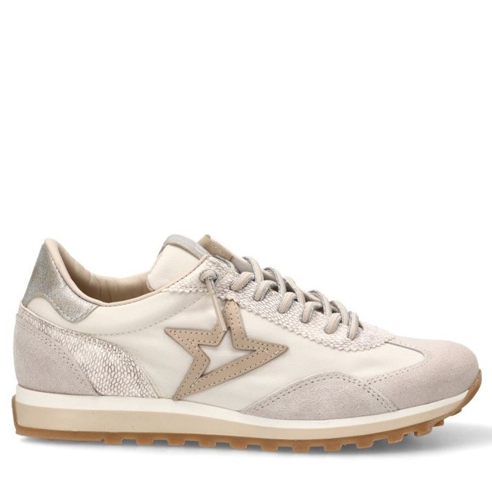 Cómoda  Elegante y cómoda zapatilla mujer 1259 de CETTI en naylon blanco y refuerzos en serraje beig y detalle metalizado. Cordones elásticos. Ligero piso antideslizante Altura Tacón bajo (1-3 cm) Referencia