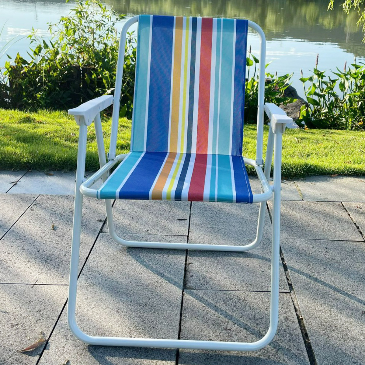 Silla plegable de rayas para exteriores y playa, con dimensiones de 40*50*73 cm. Ideal para viajes a la playa, vacaciones en la costa, acampar en el parque. Es plegable y cuenta con diseño ergonómico.