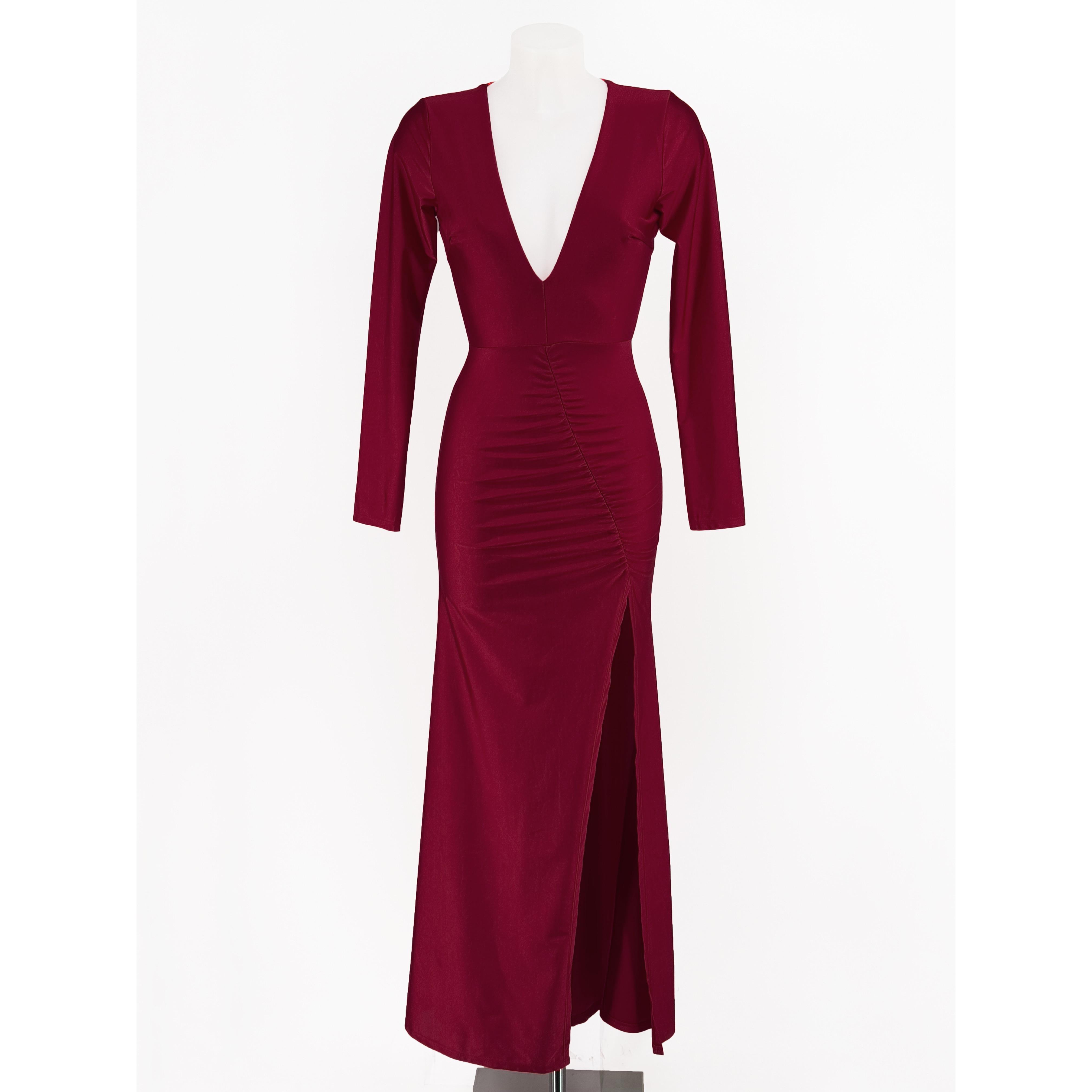 Vestido largo de fiesta en tejido elástico adaptable. Diseño espectacular con escote en V pronunciado, manga larga, espalda abierta ovalada, fruncido diagonal estilizador y alta abertura en la pierna. Talla única (34 a 38). ¡Deslumbra en tu próximo evento