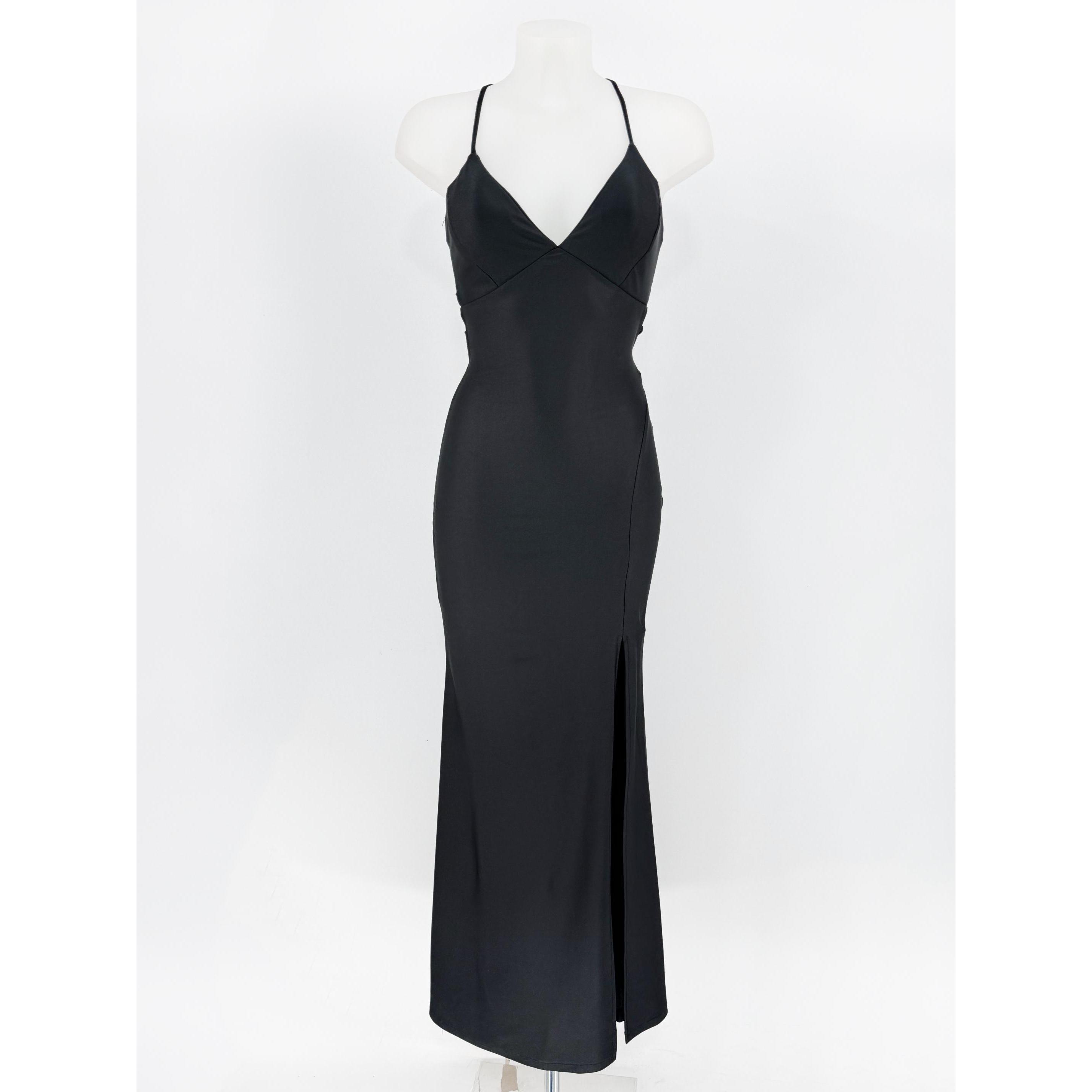 Vestido largo de fiesta con escote en pico, espalda descubierta con tiras cruzadas y abertura lateral. Disponible en varios colores