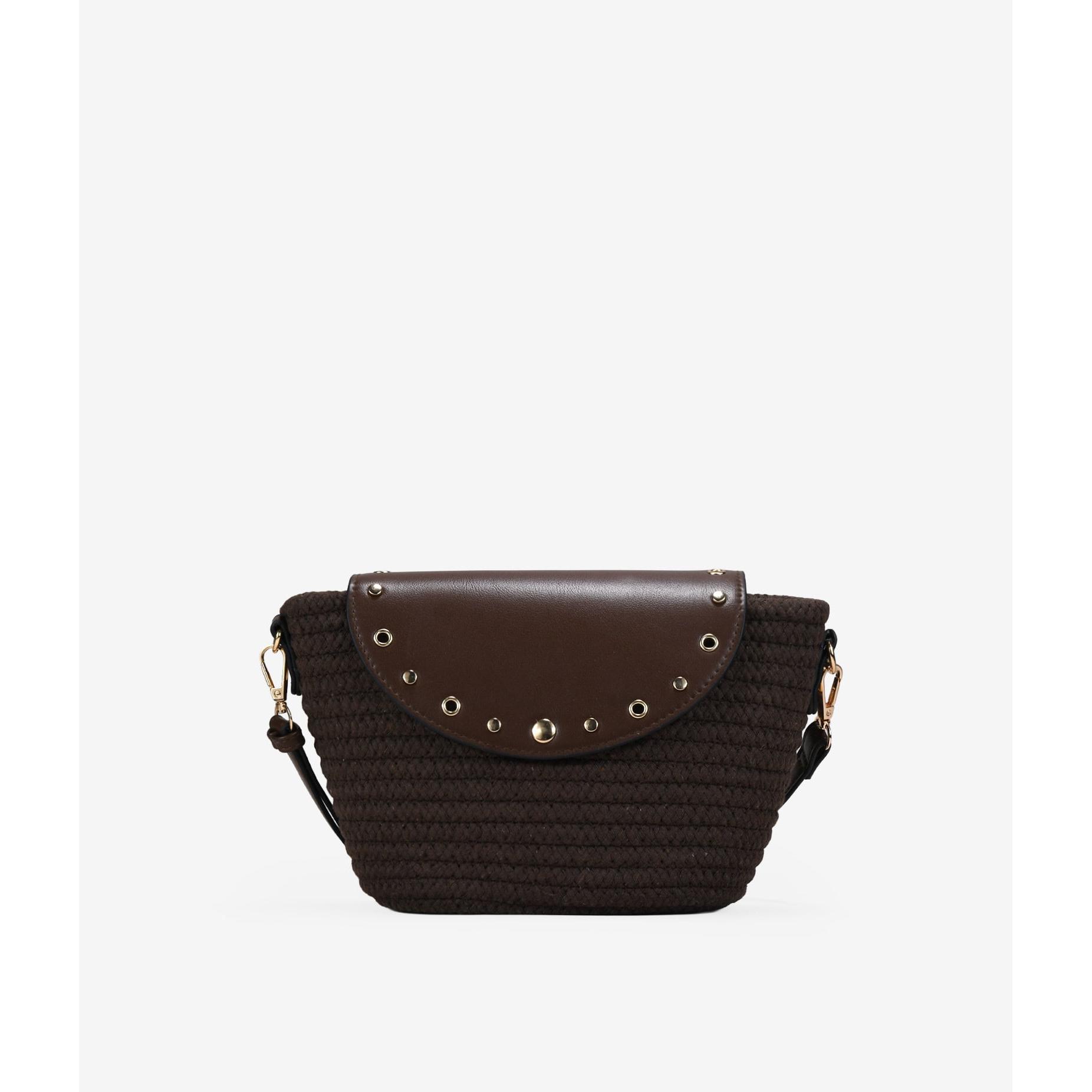 Bosanova Bolso bandolera tipo capazo para mujer en crochet con tachas metálicas en la solapa. Asa de cruzar regulable y cierre de solapa con imán.