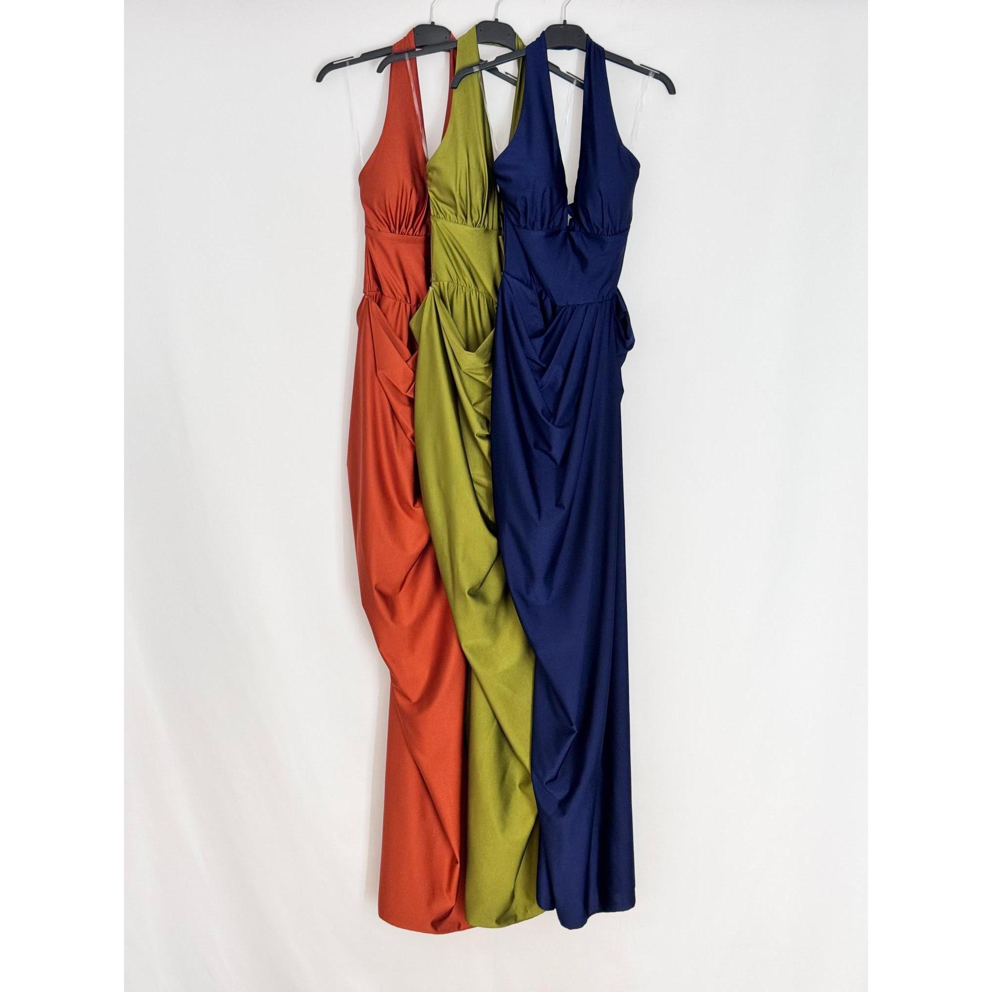 Vestido Largo de Fiesta e Invitada en tejido Elástico con Escote Halter Pronunciado, Drapeado Frontal Cruzado y Abertura Lateral. Vestido Elegante de Gala con Espalda Descubierta Corsetera Acojinada, Ideal para Bodas, Graduaciones y Eventos de Noche.