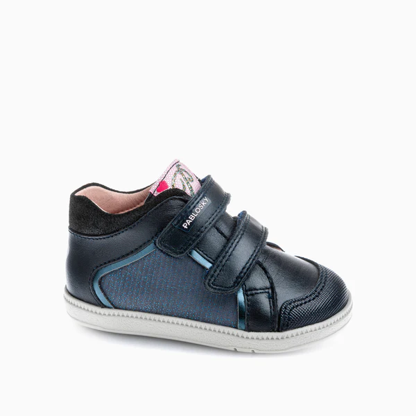 Pablosky botas bebé marino en piel, 047422 suela antideslizante y flexible, puntera reforzada, utiliza horma fisiológica para el correcto desarrollo del pie, cierre de velcro para mayor autonomía.