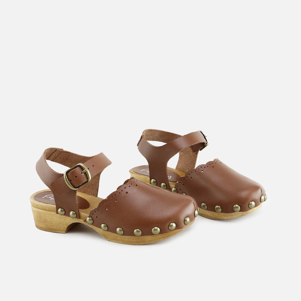Zuecos Piel Troquelada Avellana Papanatas | Eli 1957