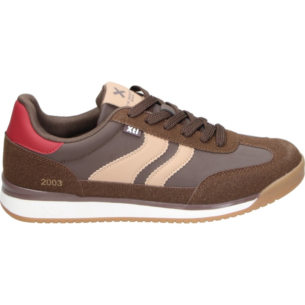 XTI | Zapatillas XTI para Hombre – Deportiva Casual en Marrón con Detalles en Beige y Rojo – Sneakers con Cordones – Estilosas – Cómodas y Versátiles – Vegan – Modelo 146770