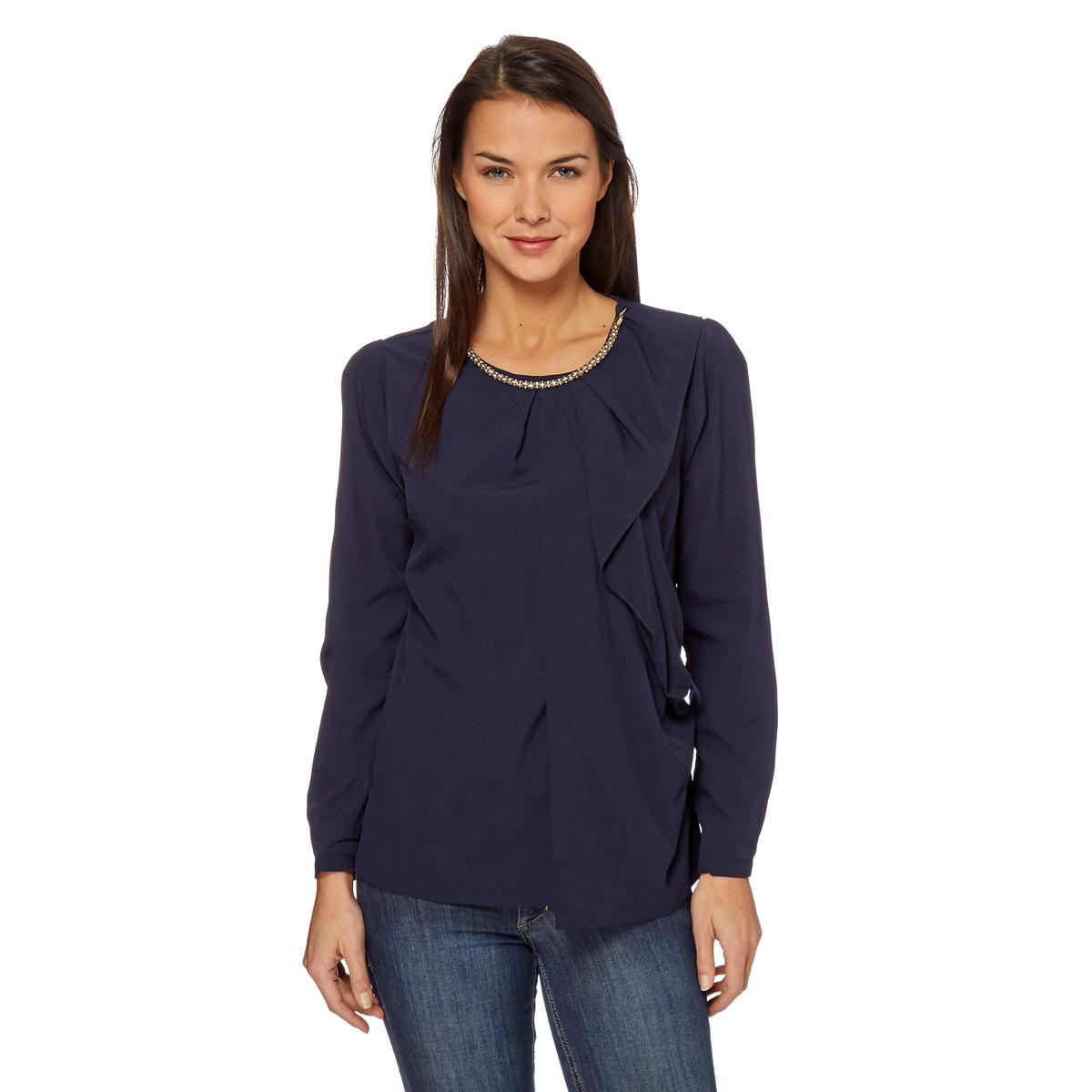 Blusa fluida con volante frontal, manga larga y detalle de cadena metálica desmontable. Diseño elegante y versátil con cierre trasero- REF: SI-190026