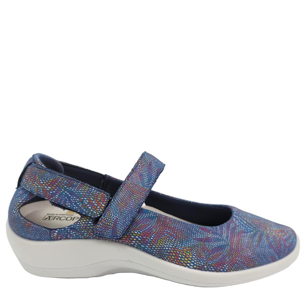 Cómoda MINAVI LICRA ESTAMPADA AZUL: bailarinas veganas con velcro, suela PU inyectado y cuña 3,5 cm. Ajuste sin rozaduras, ligeras para todo el día. ¡Cómpralas! Altura Tacón bajo (3-5 cm) Referencia