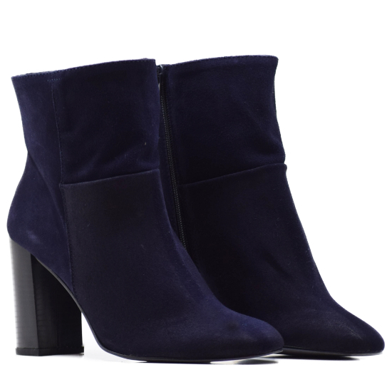 Botines Mook 2 de piel serraje marino para mujer, el equilibrio perfecto entre elegancia y comodidad; con tacón alto de 100mm para un estilo sofisticado en cada paso. Fabricación artesanal española qu