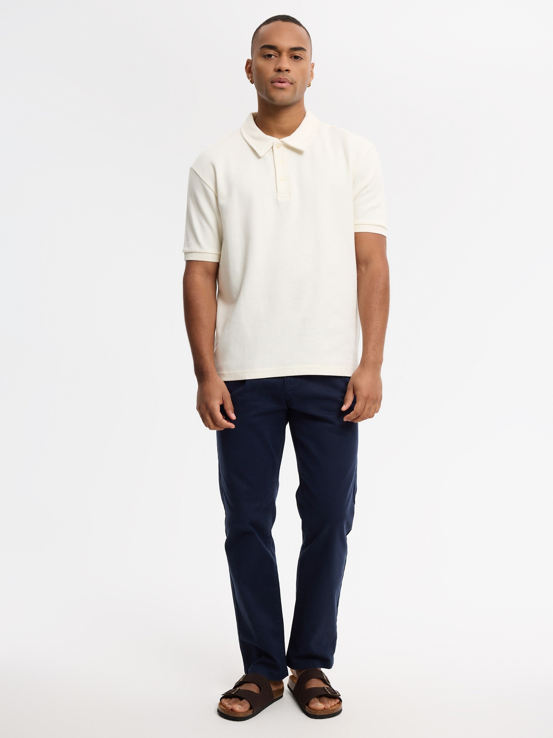 Pantalón chino de tiro alto en gabardina, con pinzas y silueta relaxed, frontal, con bolsillos laterales INSIDE