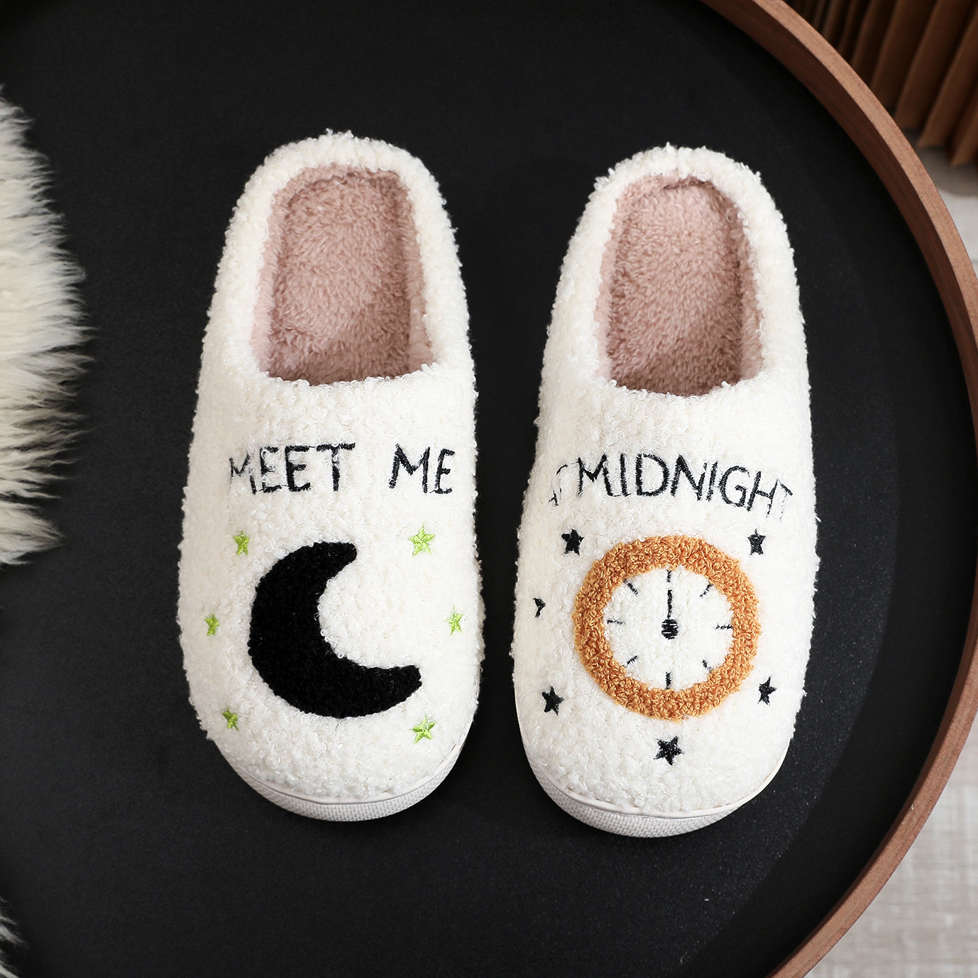 Om Home Pantuflas coloridas con motivos de luna, estrella y reloj – diseño "ME ENCUENTRO A MEDIANOCHE", pantuflas cómodas en rosa, azul, negro, amarillo y blanco