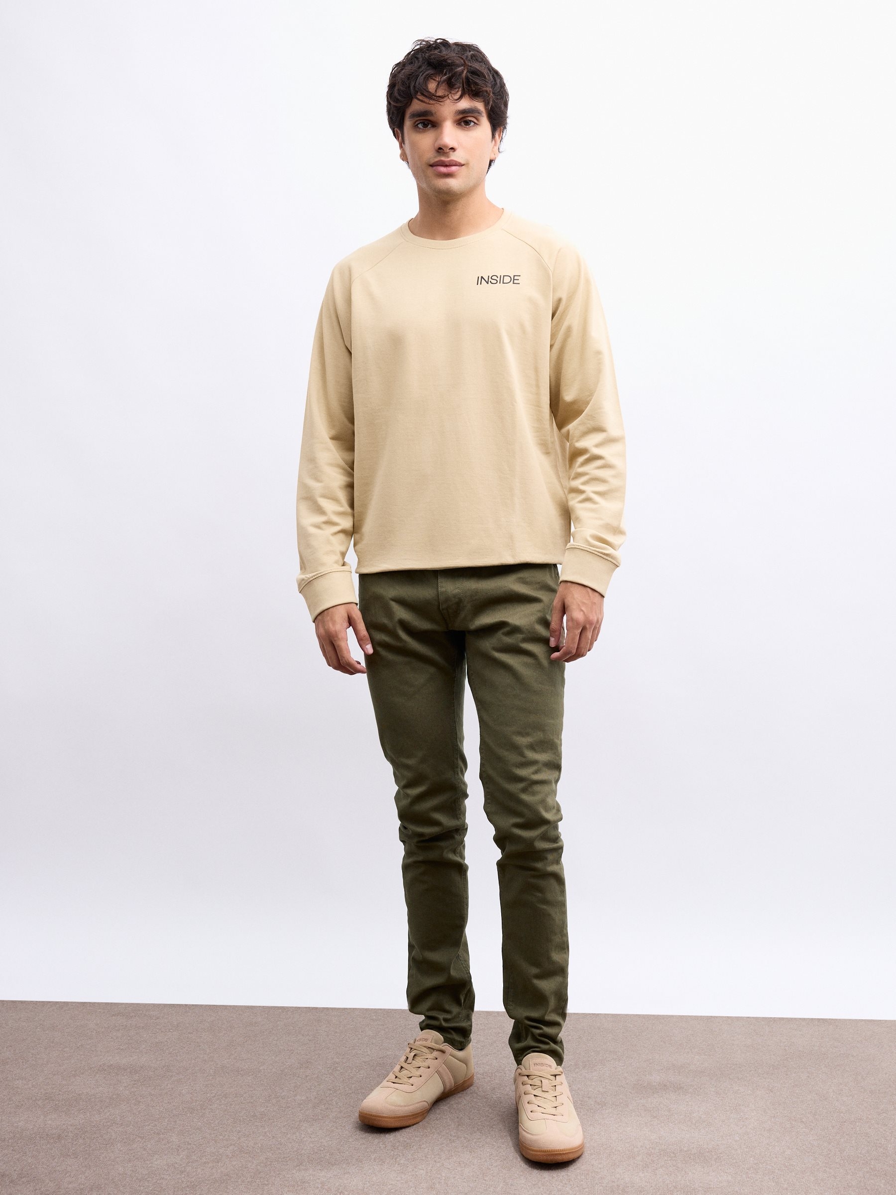 Pantalón slim de tiro medio en varios colores de tejido de punto con bolsillos y cierre de cremallera con botón INSIDE