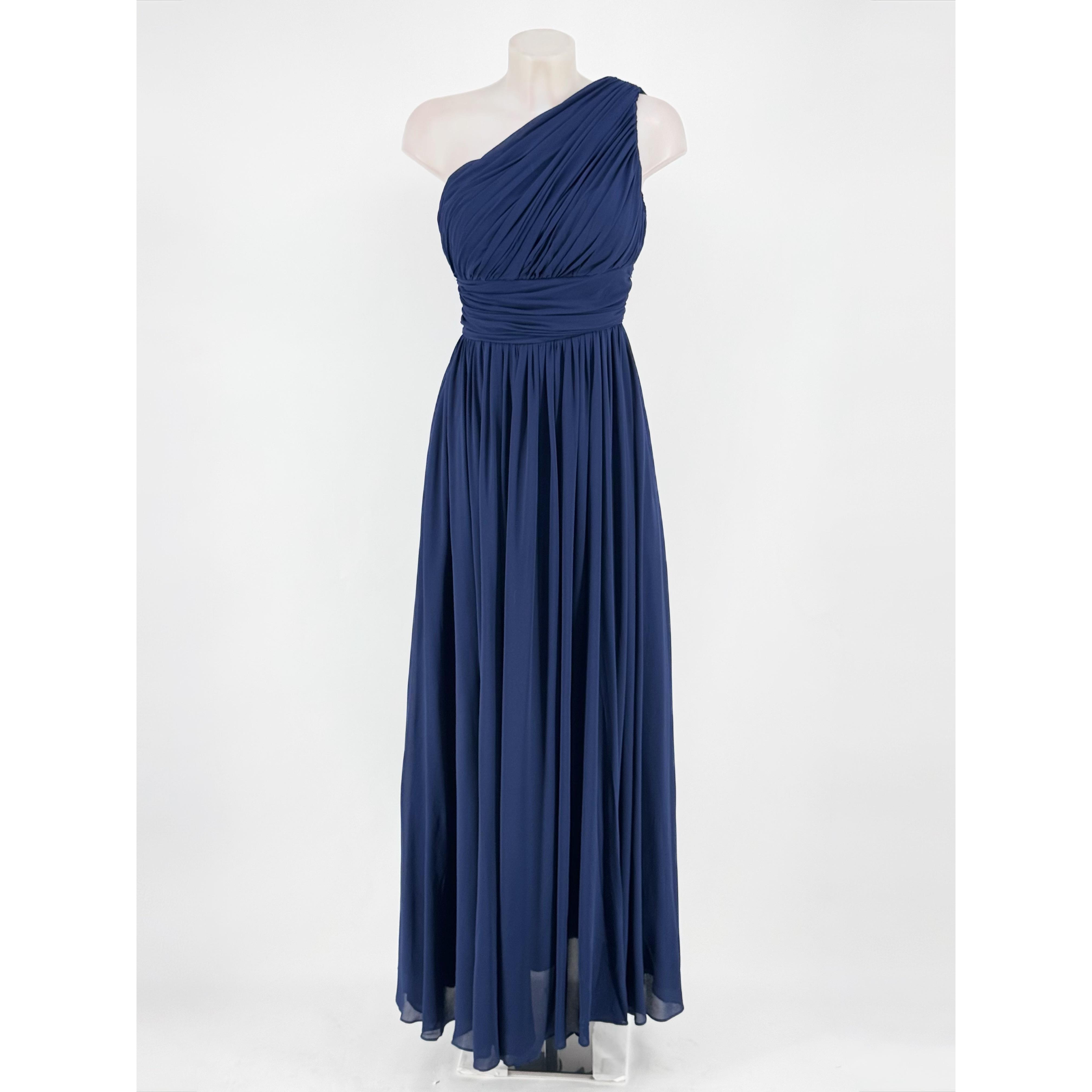 Vestido largo elegante con escote asimétrico de un hombro, cuerpo drapeado y falda fluida de chiffon. Con cremallera invisible lateral. Disponible en varios colores y tallas M/L y L/XL.