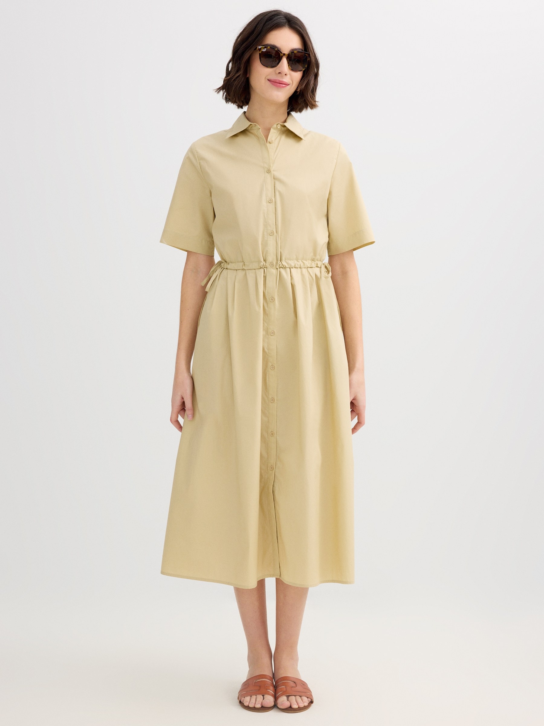 Vestido midi de tejido plana, corte de vuelo, mangas cortas y cuello de camisa INSIDE