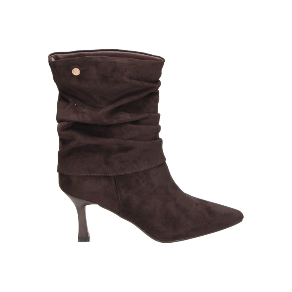 XTI | Botines de Caña Fruncida XTI para Mujer – Botín Marrón de Moda Joven con Punta Fina, Tacón Medio Fino, Diseño Elegante y Estilo Versátil para Looks de Vestir – Modelo 146393