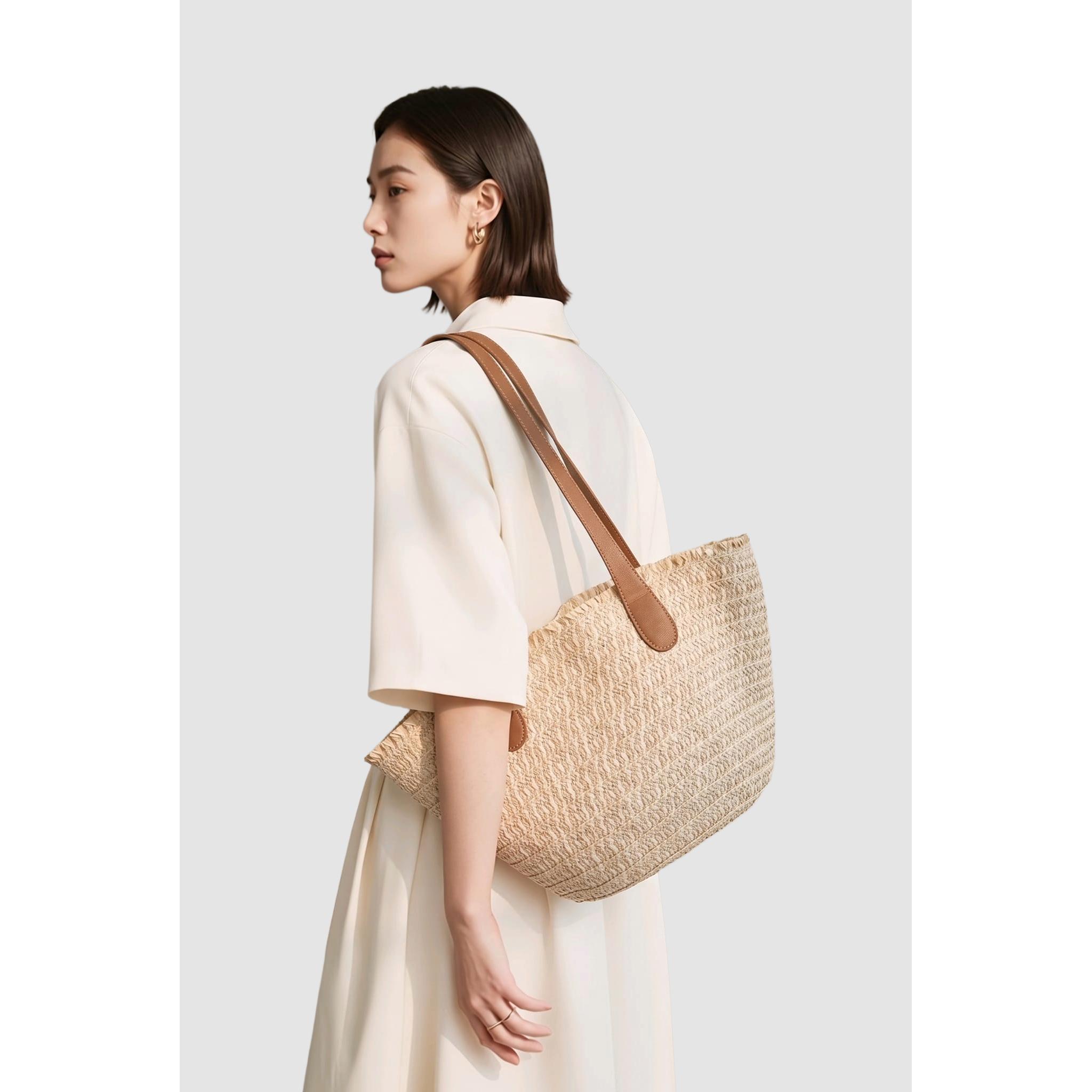 Bolso capazo Marca BanBat de rafia natural 90% con forro de algodón 100%, asas de efecto cuero resistente, cierre cremallera metálica y bolsillo interior — ideal para playa, piscina y ciudad- REF: CAP0011