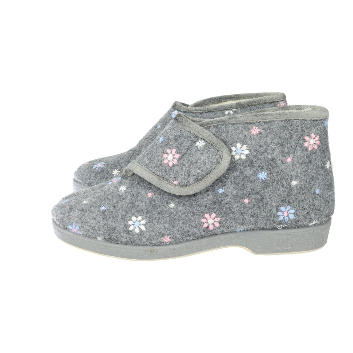 Zapatillas Casa marca DOCTOR CUTILLAS para mujer en color gris. Zapatillas de casa Doctor Cutillas con forro cálido y detalles florales, hechas en España